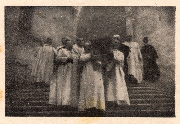 La Sacra Sindone esce dal Santuario per essere riportata a Torino il 29 ottobre 1946.