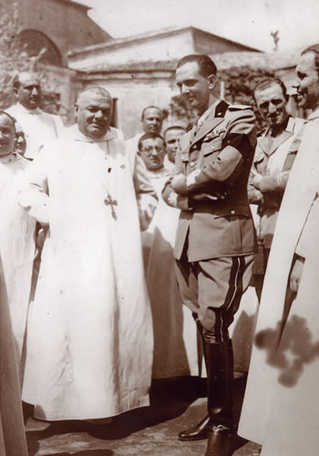 Il Principe di Piemonte, futuro Re Umberto II, in visita all'abazia di Montevergine con l'abate Marcone