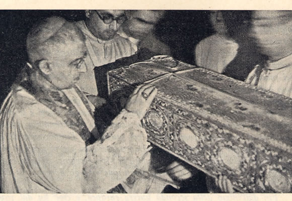 Montevergine, 29 ottobre 1946: il Cardinale Maurilio Fossati tocca la custodia della Sacra Sindone prima di iniziare il viaggio fino a Torino della santa Reliquia.