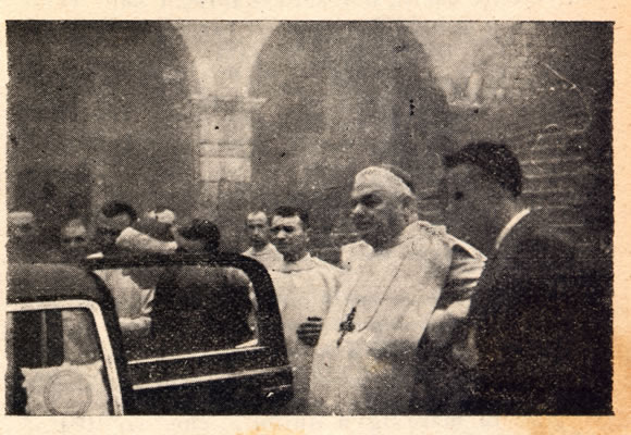 La partenza della Sacra Sindone da Torino, alla volta di Montevergine. Fu il Cadinale di Torino a collocala personalmente nell’automobile preposta al viaggio.