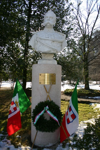 Il busto di Umberto I nei giardini estensi